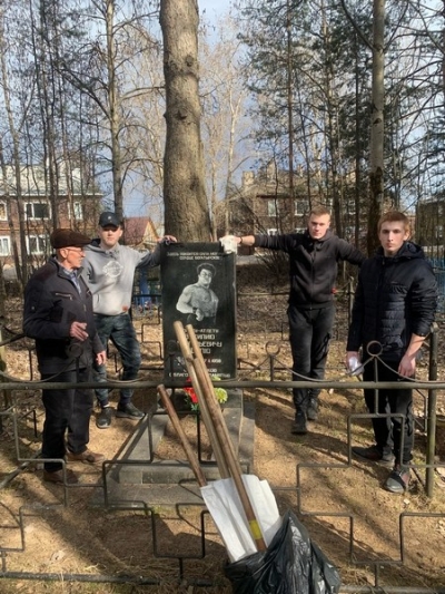 Добровольцы-спортсмены провели благоустройство могилы В.Шуля